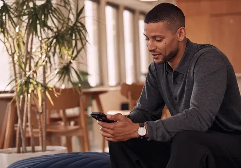 Un homme consulte son téléphone